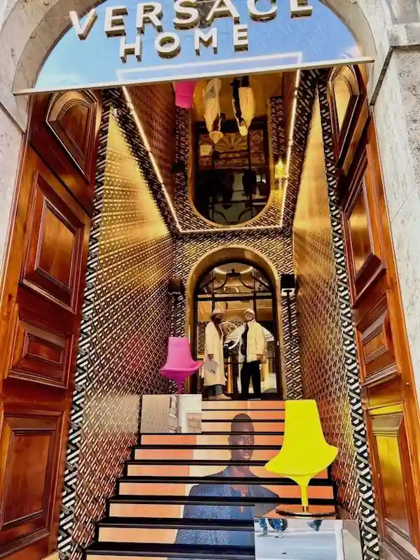 Команда Mebeltour на стенде Versace 2026