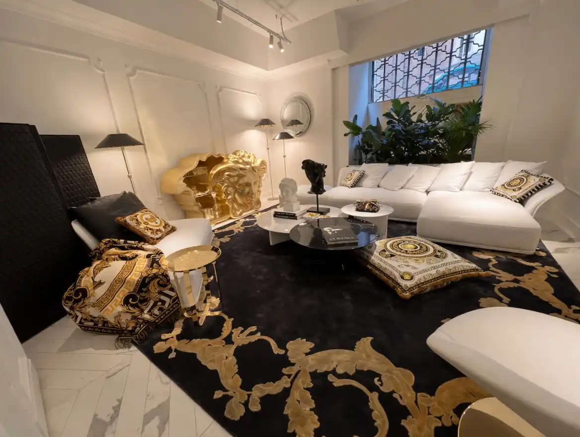 Диван Versace Home 2026 La Medusa в интерьере