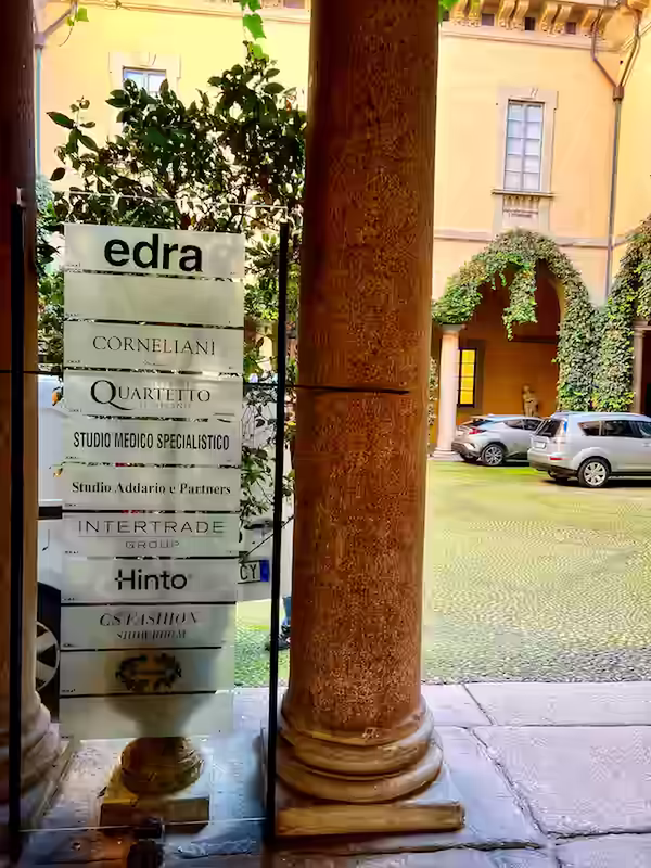 Edra — вход через арку исторического палаццо, Via Durini 24