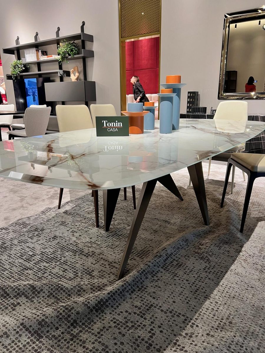 Обеденный стол Tonin Casa на выставке Salone del Mobile Milano 2026