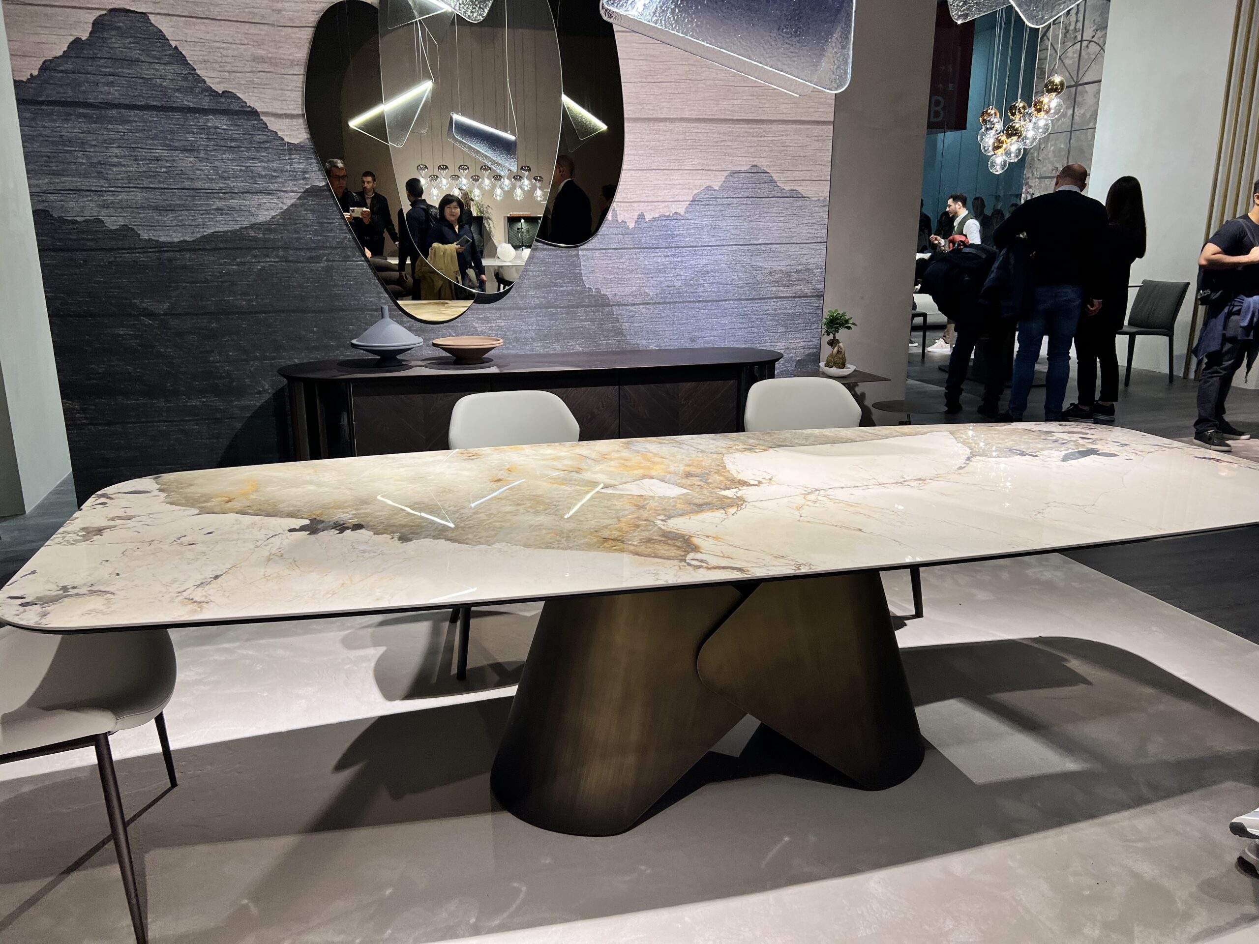 Гостиная с мраморным столом, зеркалом и подвесными светильниками, Salone del Mobile 2026