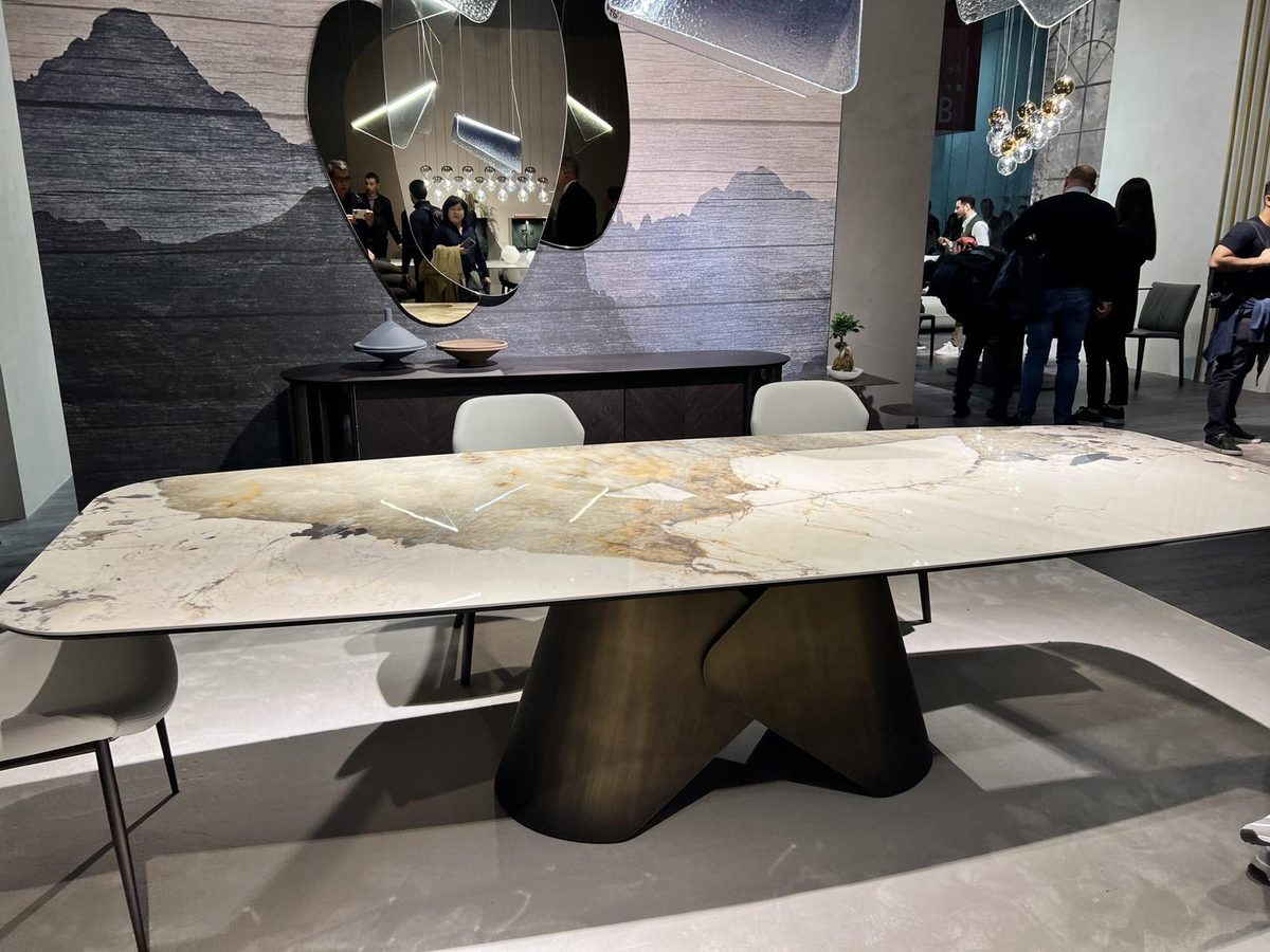 Гостиная с мраморным столом, зеркалом и подвесными светильниками, Salone del Mobile 2026