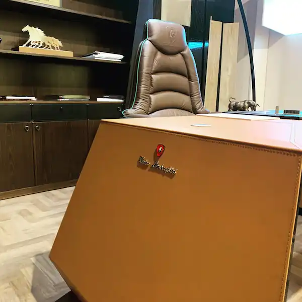 Гардеробная в стиле бутика Formitalia с акцентной сумкой