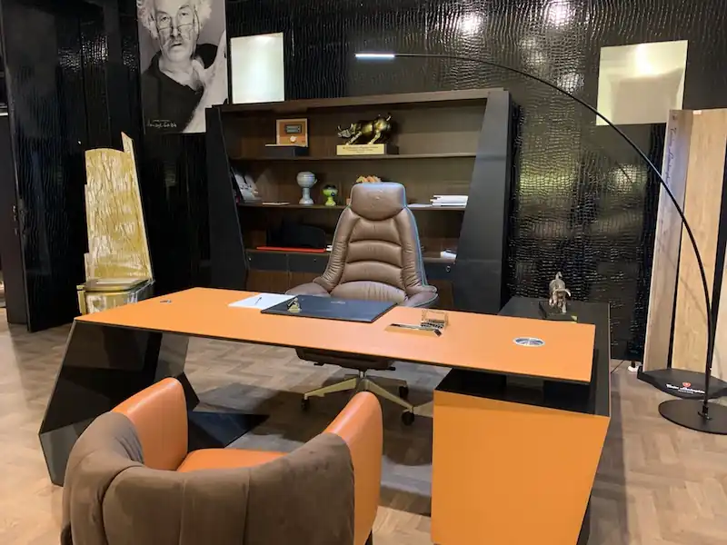 Кабинет Formitalia в стилистике Tonino Lamborghini с чёрной мебелью и оранжевыми акцентами