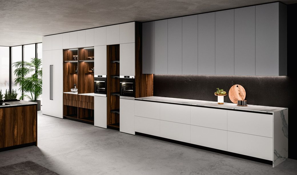 Кухня Aran Cucine с белыми фасадами и вставками из ореха вдоль стены
