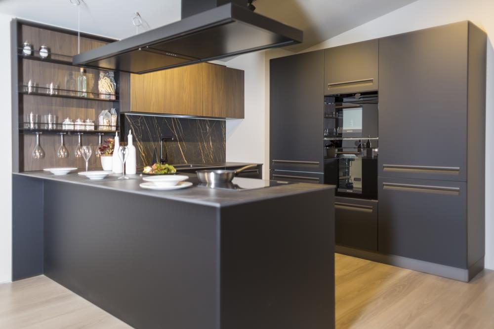 Кухня Arredo3 с тёмными матовыми фасадами, островом и встроенными колоннами техники
