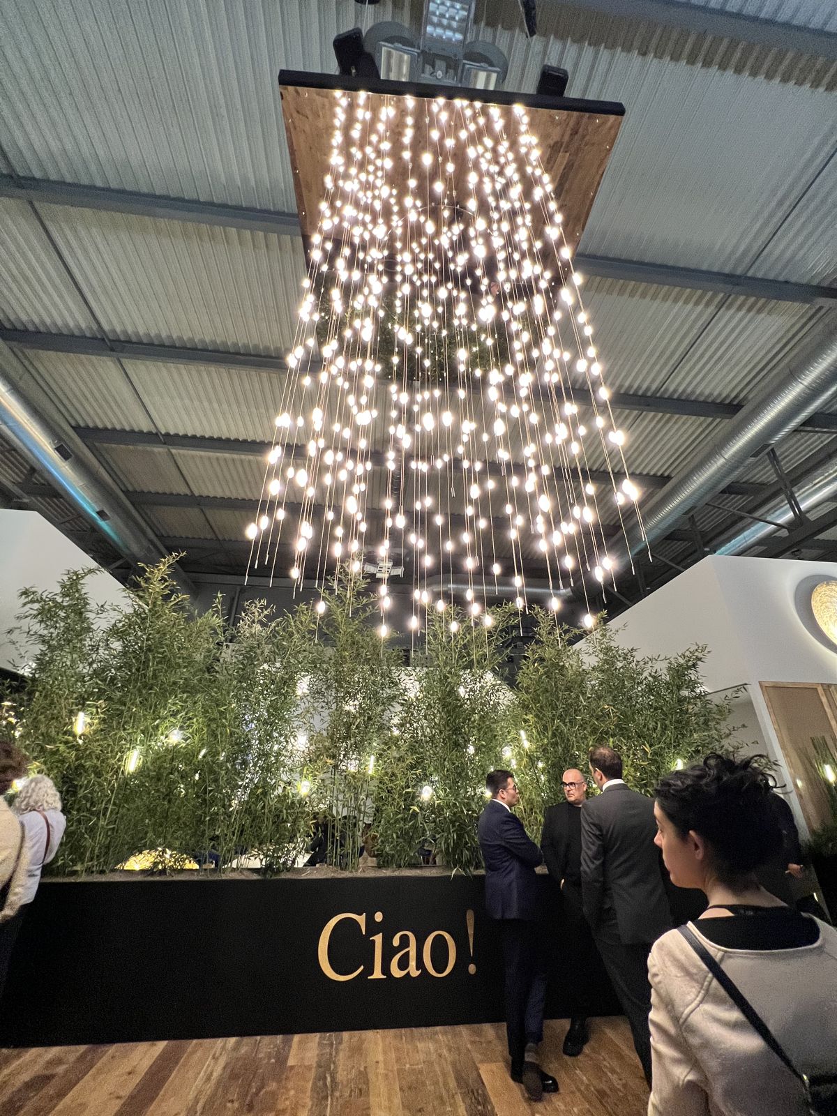 Каскадная люстра над зелёной инсталляцией на Euroluce
