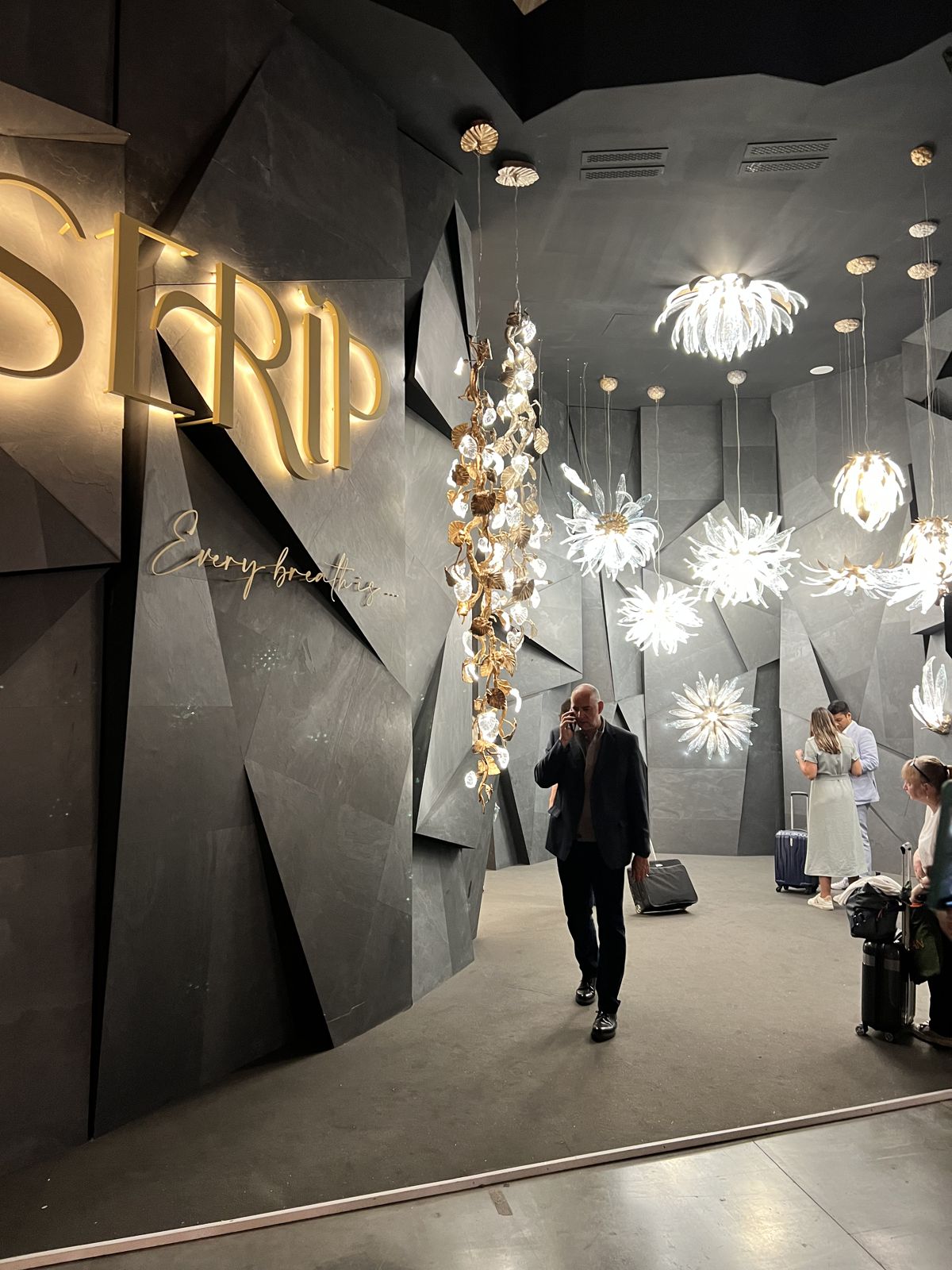 Стенд светильников Serip на Euroluce