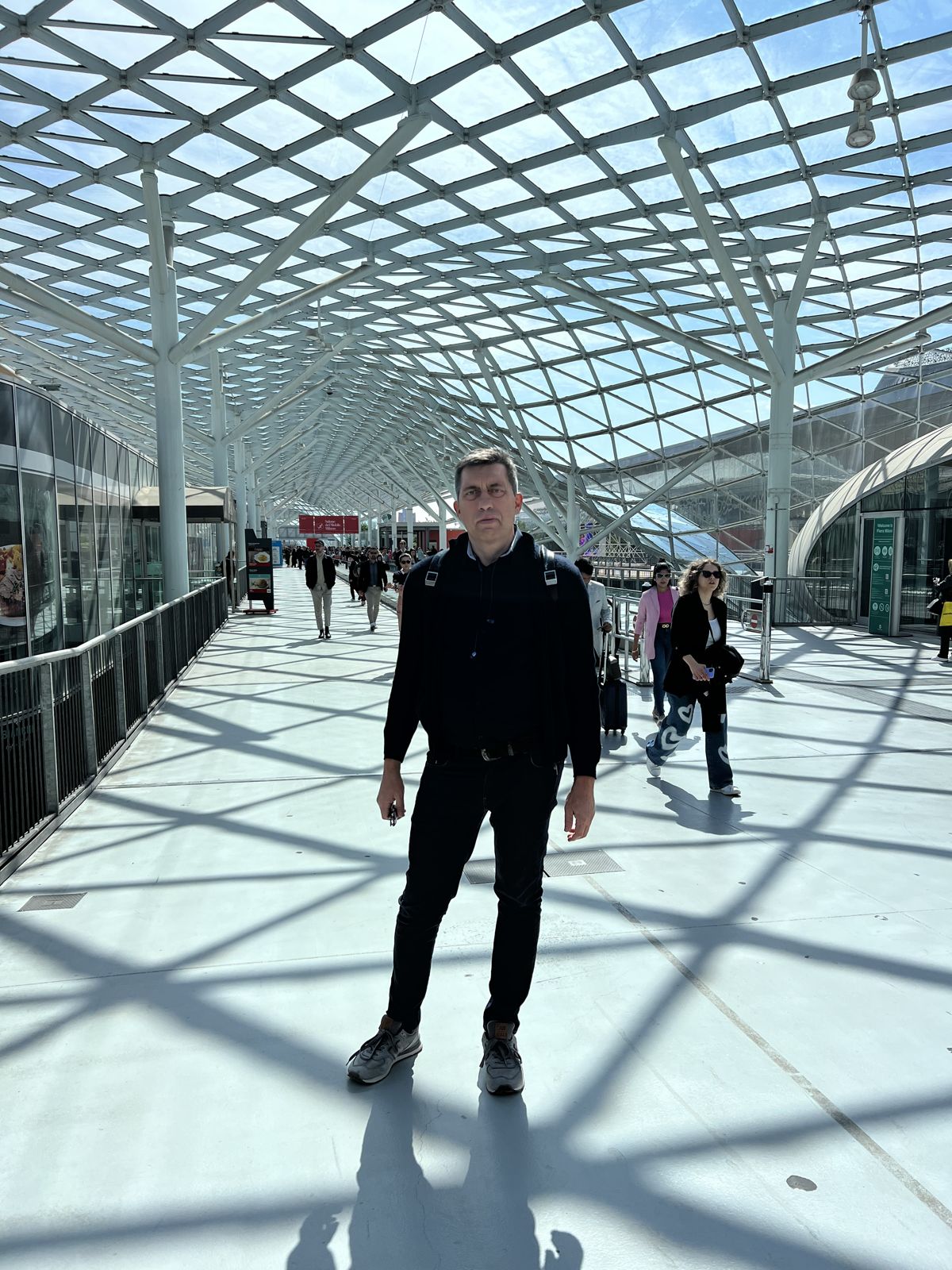 Олег Кулдошин, основатель Mebeltour, на главной аллее Fiera Milano Rho во время Salone del Mobile