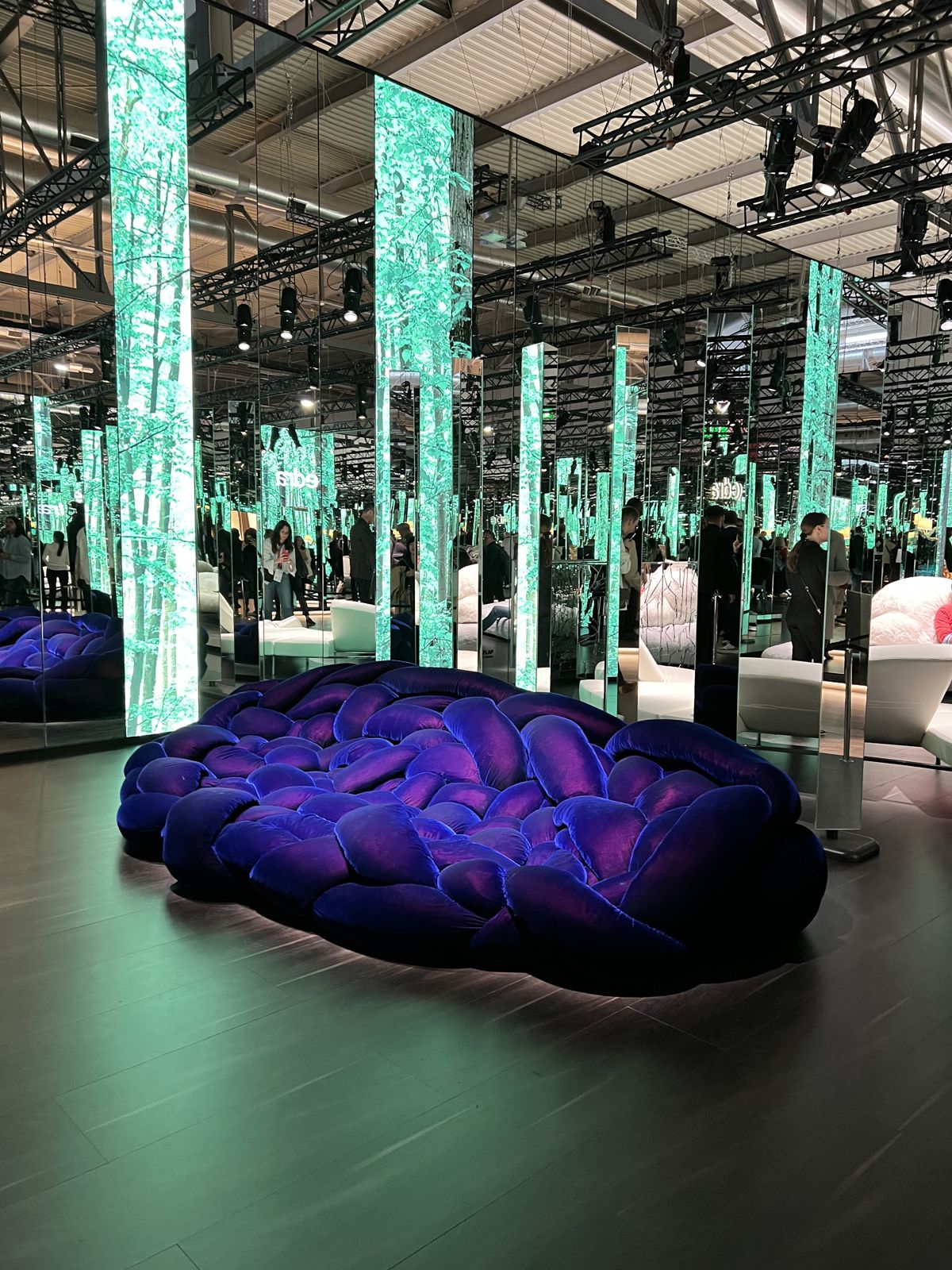 Световая инсталляция с диваном на Salone del Mobile