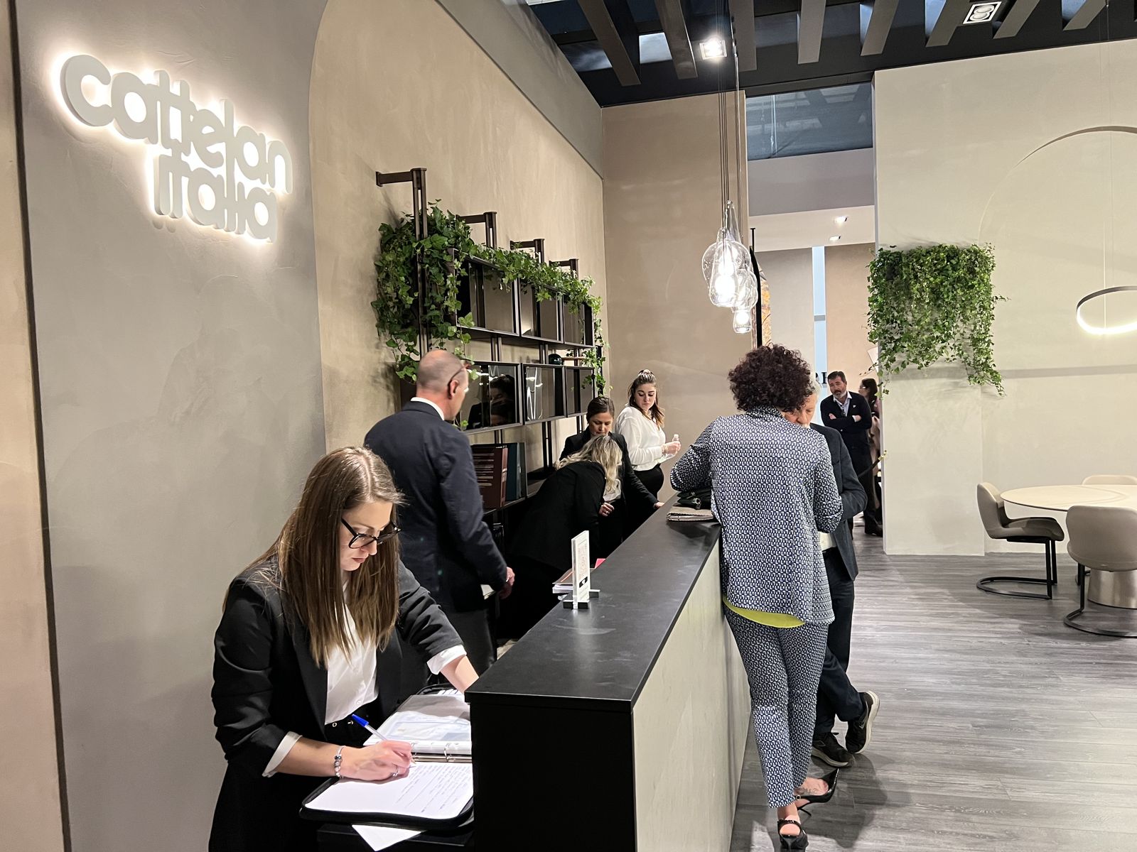Стойка переговоров на стенде Cattelan Italia, Salone del Mobile